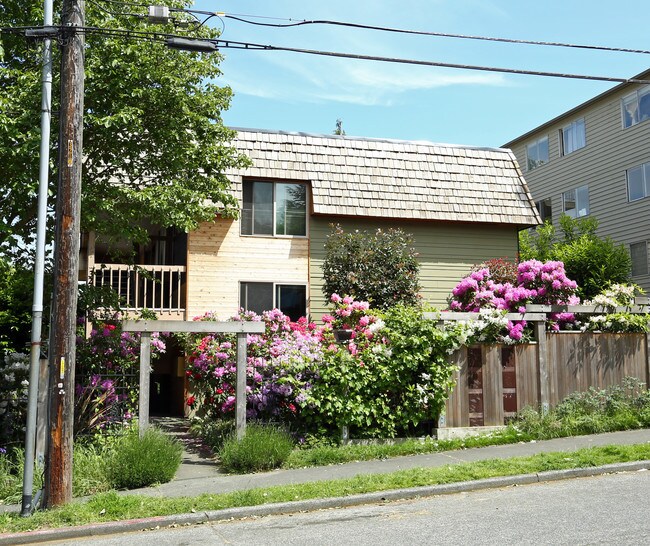 3242 21st Ave W in Seattle, WA - Foto de edificio - Building Photo