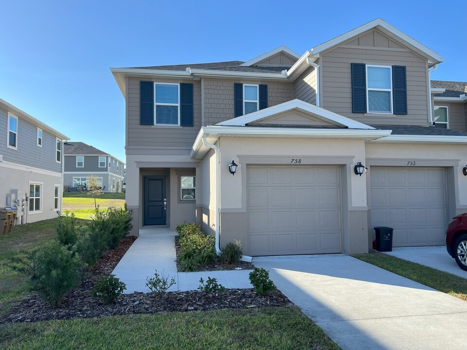 758 Stoney Pointe Cir in Kissimmee, FL - Building Photo