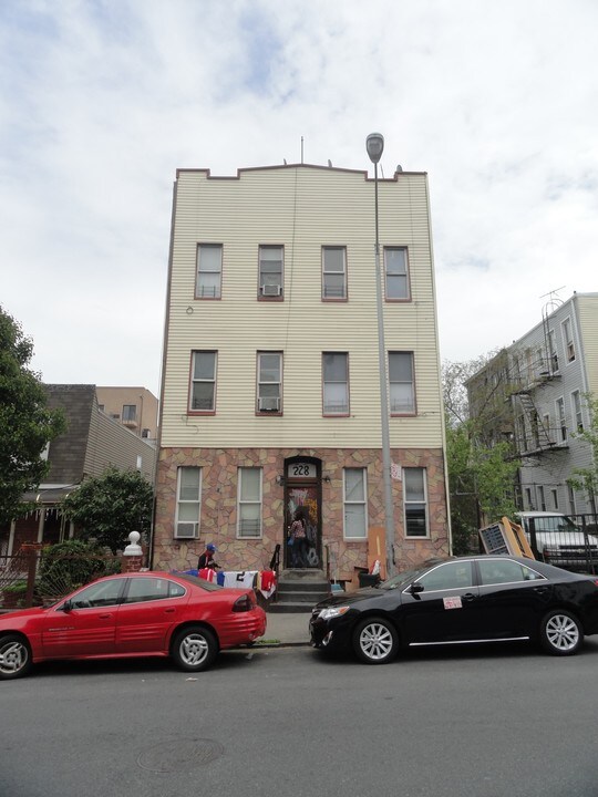 228 Jefferson Street in Brooklyn, NY - Foto de edificio