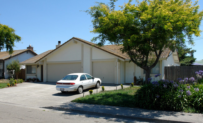 120 Bond Ave in Petaluma, CA - Building Photo - Building Photo