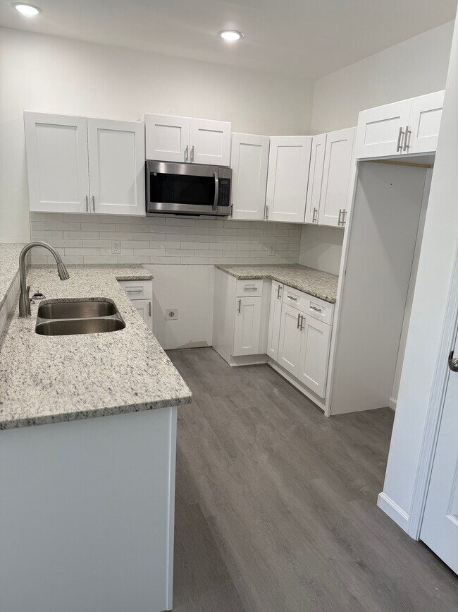 2206 Augusta Ave in Savannah, GA - Building Photo - Building Photo