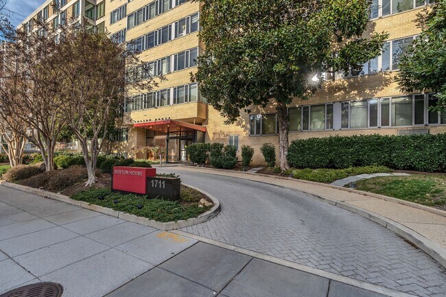 1711 Massachusetts Ave NW in Washington, DC - Building Photo - Building Photo