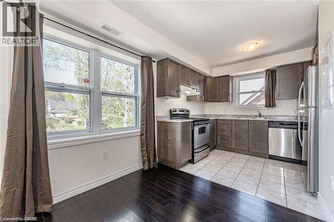 37 Edna St in Kitchener, ON - Building Photo - Building Photo