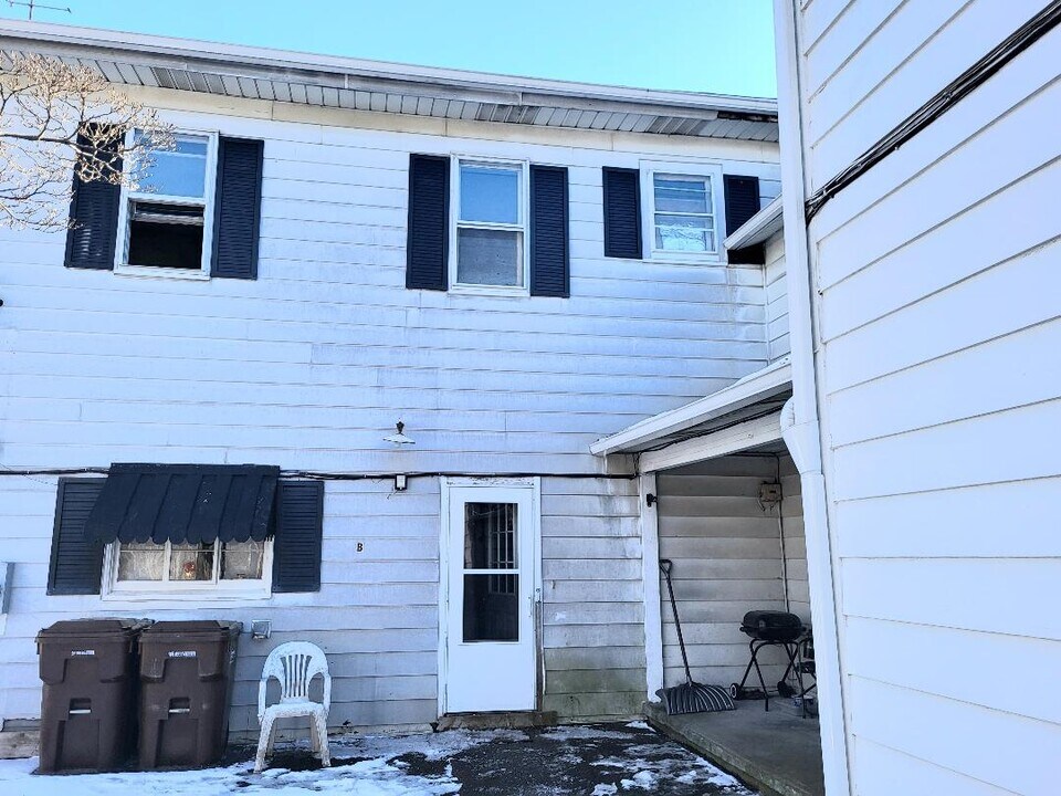 49 College Ave, Unit D in Fredonia, PA - Building Photo