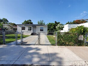 70 NW 33rd St in Miami, FL - Building Photo - Building Photo