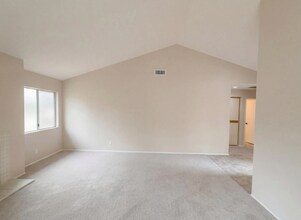 11231 Avenida De Los Lobos in San Diego, CA - Foto de edificio - Building Photo