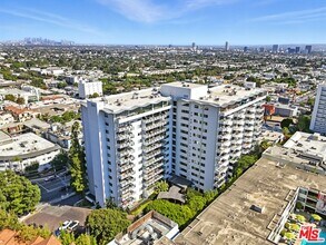 1155 N La Cienega Blvd in West Hollywood, CA - Foto de edificio - Building Photo
