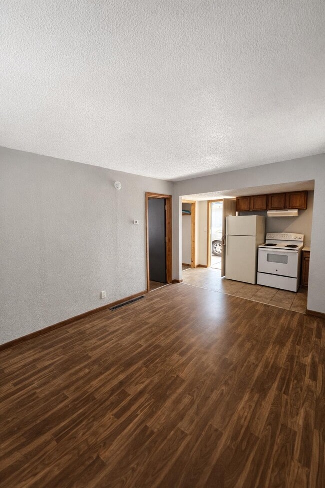 902 E 5th St, Unit 1 Bedroom in Blue Earth, MN - Building Photo - Building Photo