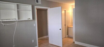 301 Palm Way in Pembroke Pines, FL - Foto de edificio - Building Photo