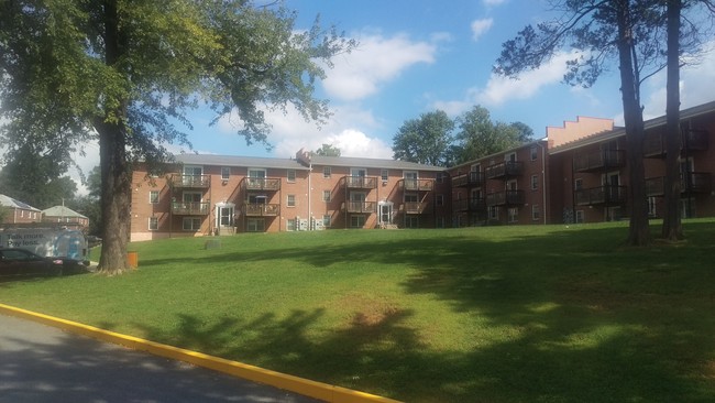 Mayflower Apartments in Baltimore, MD - Foto de edificio - Building Photo