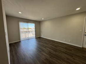 700 E Cedar Ave in Burbank, CA - Building Photo - Building Photo