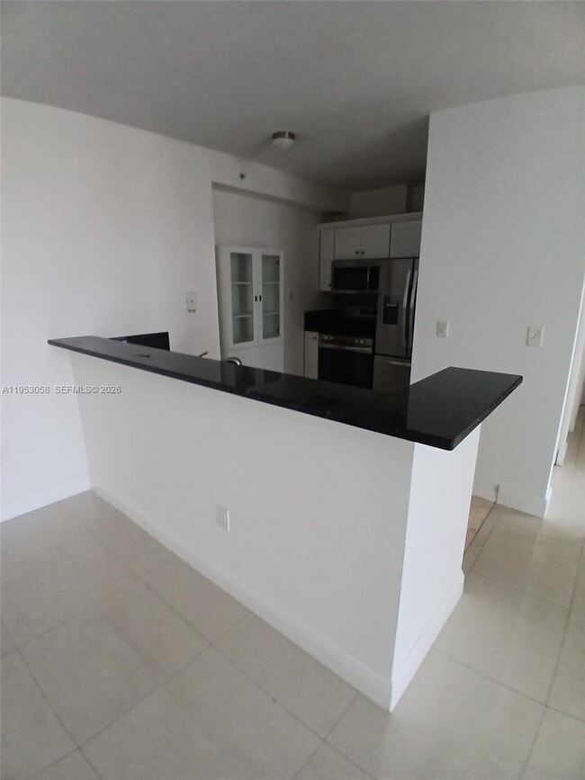 425 NE 30th St, Unit 203 in Miami, FL - Building Photo - Building Photo