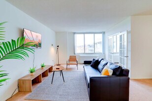 1600 S Eads St in Arlington, VA - Building Photo