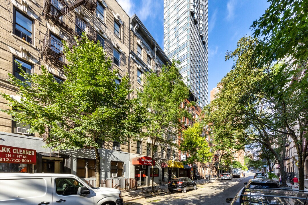 312 E 93rd St in New York, NY - Building Photo