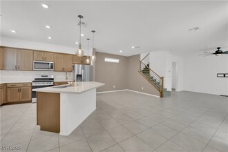 8035 Skye Foxx St in Las Vegas, NV - Building Photo - Building Photo