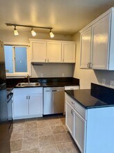 1412 SW Custer Dr, Unit Upper View Unit in Portland, OR - Building Photo - Building Photo