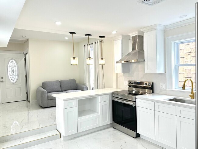 11 Burrell St, Unit 2 in Boston, MA - Building Photo - Building Photo