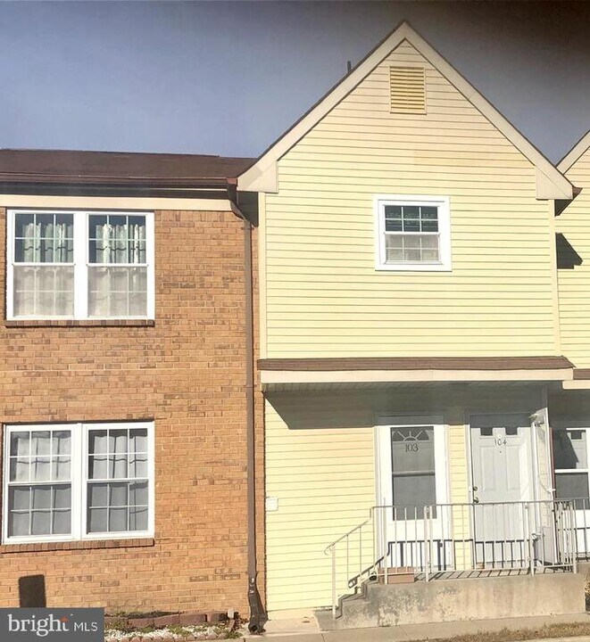 104 Sandstone Ct in Lumberton, NJ - Foto de edificio