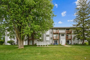 Lincoln Manor Apartments in Bettendorf, IA - Building Photo