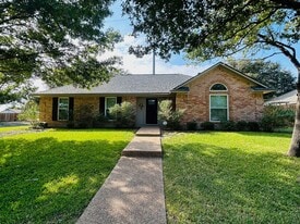 100 Cross Country Dr in Hewitt, TX - Building Photo