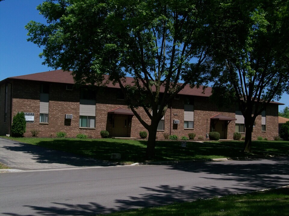 Pecan Place 2 Apartments in Green Bay, WI - Building Photo