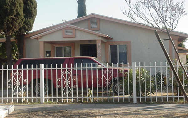 2568 Indiana Ave in South Gate, CA - Building Photo