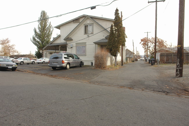 16 N 11th Ave in Yakima, WA - Foto de edificio - Building Photo