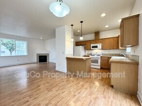 6924 SW Kim Pl in Aloha, OR - Building Photo - Building Photo