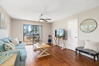 Hunters Pointe in Pensacola, FL - Foto de edificio - Interior Photo