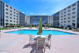 1224 S Peninsula Dr in Daytona Beach, FL - Building Photo