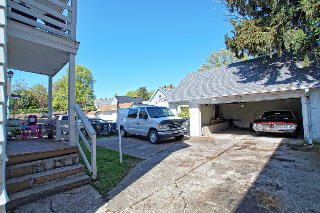 2085 Robin St in Lakewood, OH - Building Photo