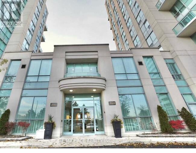 2585-2585 Erin Centre Blvd in Mississauga, ON - Building Photo - Building Photo