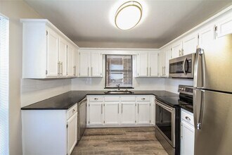 1102 Swan Lake Rd in Edmond, OK - Building Photo - Building Photo