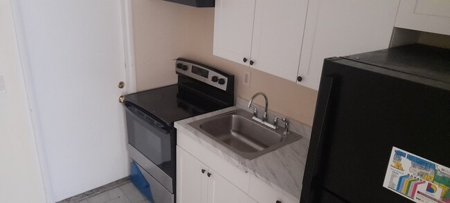 706 SW 4th Ter, Unit 4 in Dania, FL - Building Photo - Building Photo