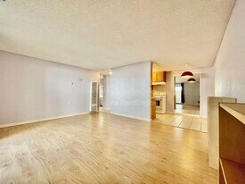 2077 Washington Ave in San Leandro, CA - Building Photo