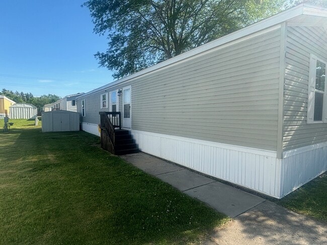 property at 831 N Pontiac Trail
