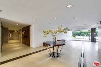 7250 Franklin Ave in Los Angeles, CA - Foto de edificio - Building Photo