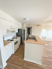 4863 Via Palm Lks, Unit 811 in West Palm Beach, FL - Foto de edificio - Building Photo