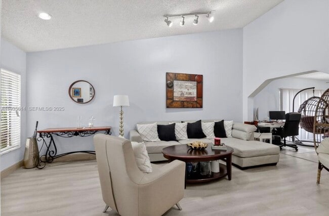 5571 NW 188th St in Miami Gardens, FL - Building Photo - Building Photo