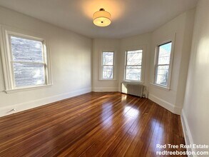 11 E Milton Rd, Unit 2 in Brookline, MA - Building Photo - Building Photo