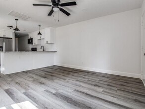 911 Adele St in Houston, TX - Foto de edificio - Building Photo