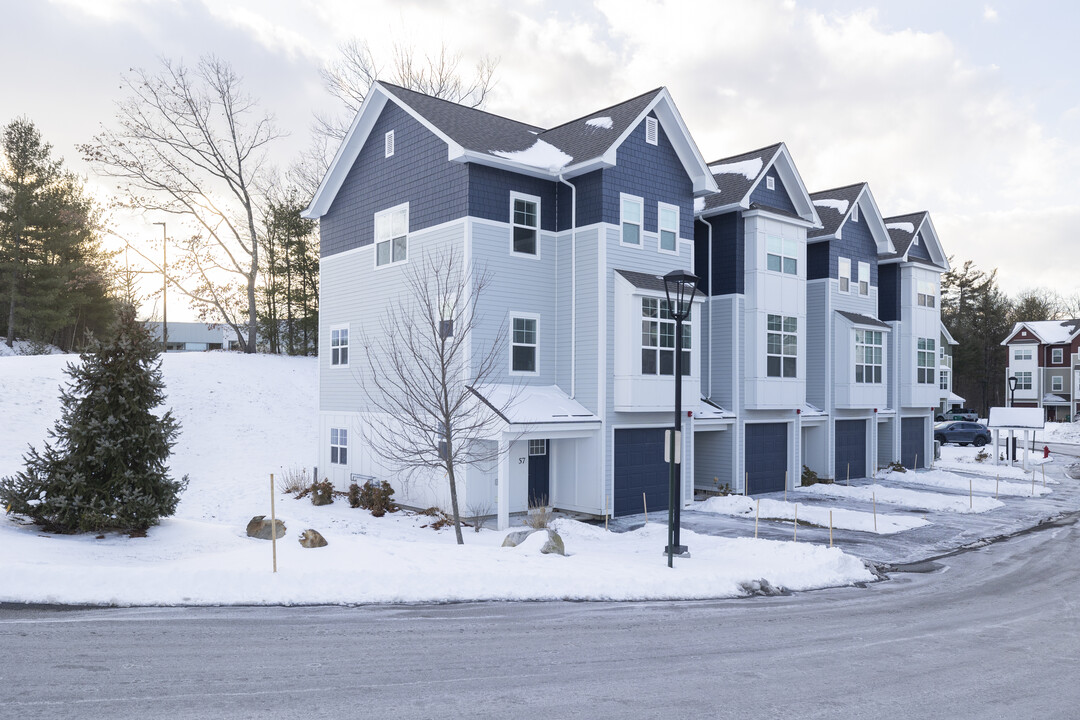 Amelia Village in Nashua, NH - Building Photo