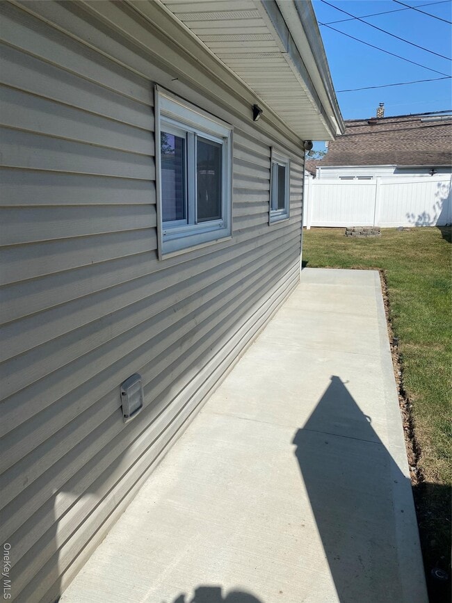 125 Haven Ln in Levittown, NY - Building Photo - Building Photo