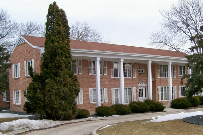 2400 W 91st St in Bloomington, MN - Foto de edificio - Building Photo