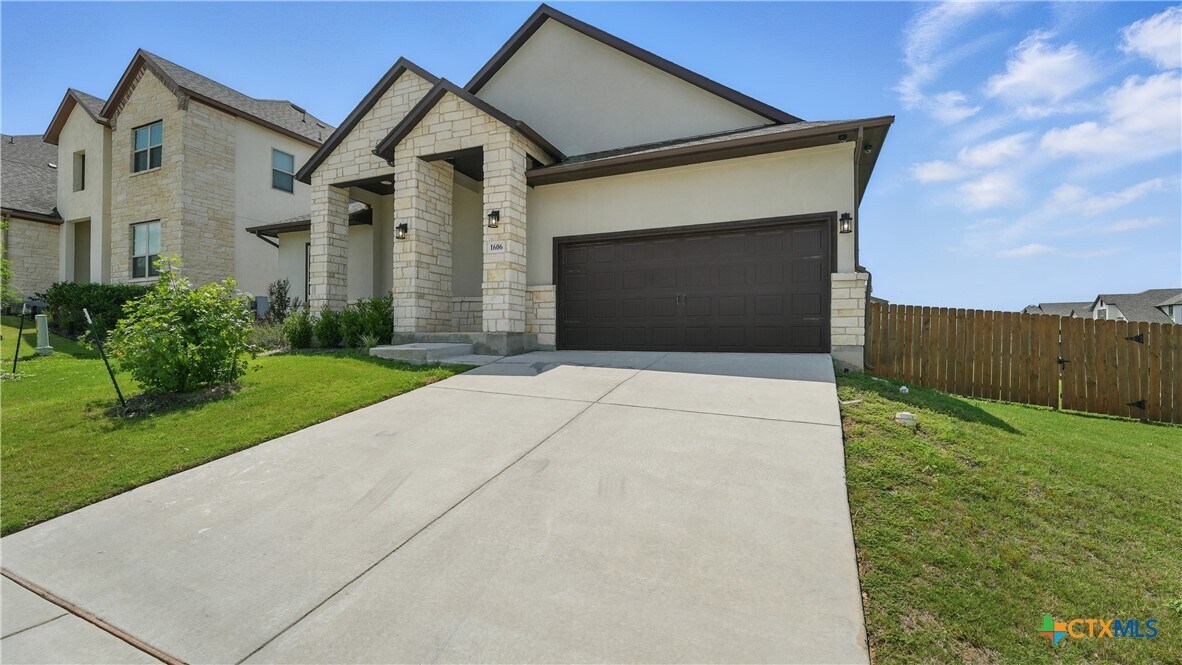 1606 Folk Victorian Rd in New Braunfels, TX - Building Photo