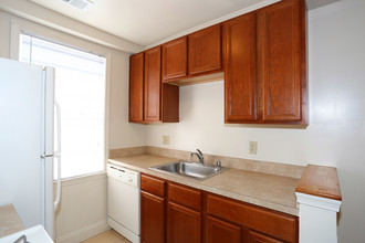 Dundalk Village Apartments in Dundalk, MD - Foto de edificio - Interior Photo
