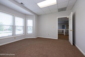 2821 S Hurstbourne Pkwy in Louisville, KY - Foto de edificio - Building Photo