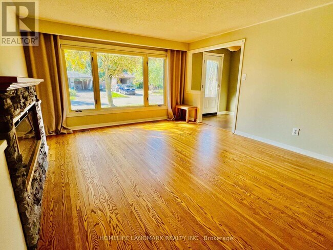 74 Devins Dr in Aurora, ON - Building Photo - Building Photo