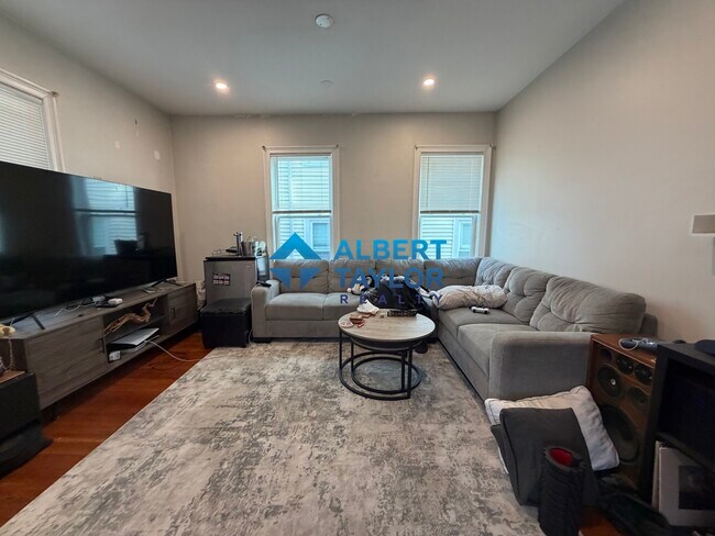 226 Calumet St, Unit 1 in Boston, MA - Foto de edificio - Building Photo