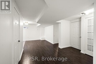 301 Banksia Ct in Newmarket, ON - Building Photo - Building Photo